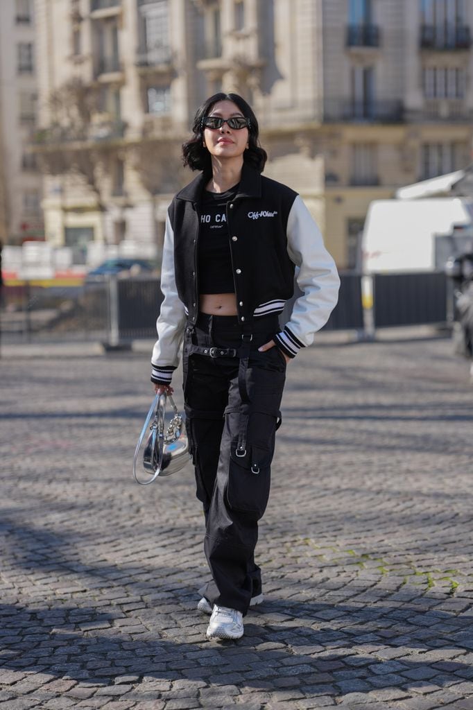 Looks con bolsos metálicos para ir a la moda