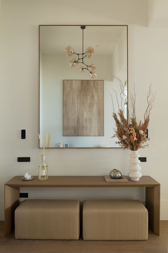 Recibidor con el espejo bien situado según el Feng Shui, sin reflejar la puerta de entrada a la vivienda