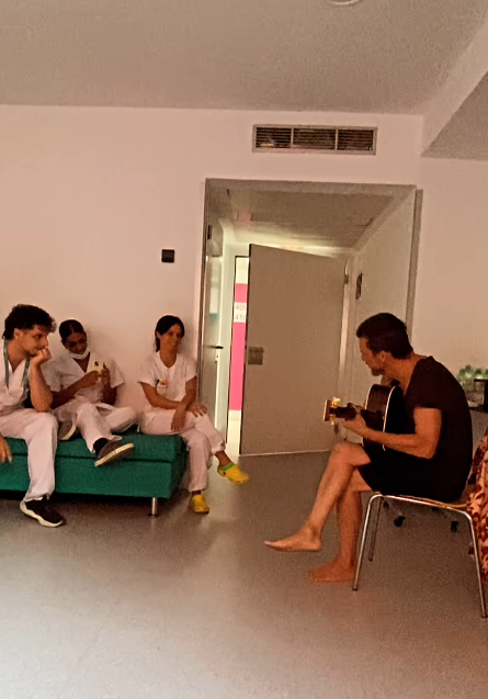 Coque Malla, amenizando la velada a los médicos y enfermeros que han asistido a su hijo durante dos semanas