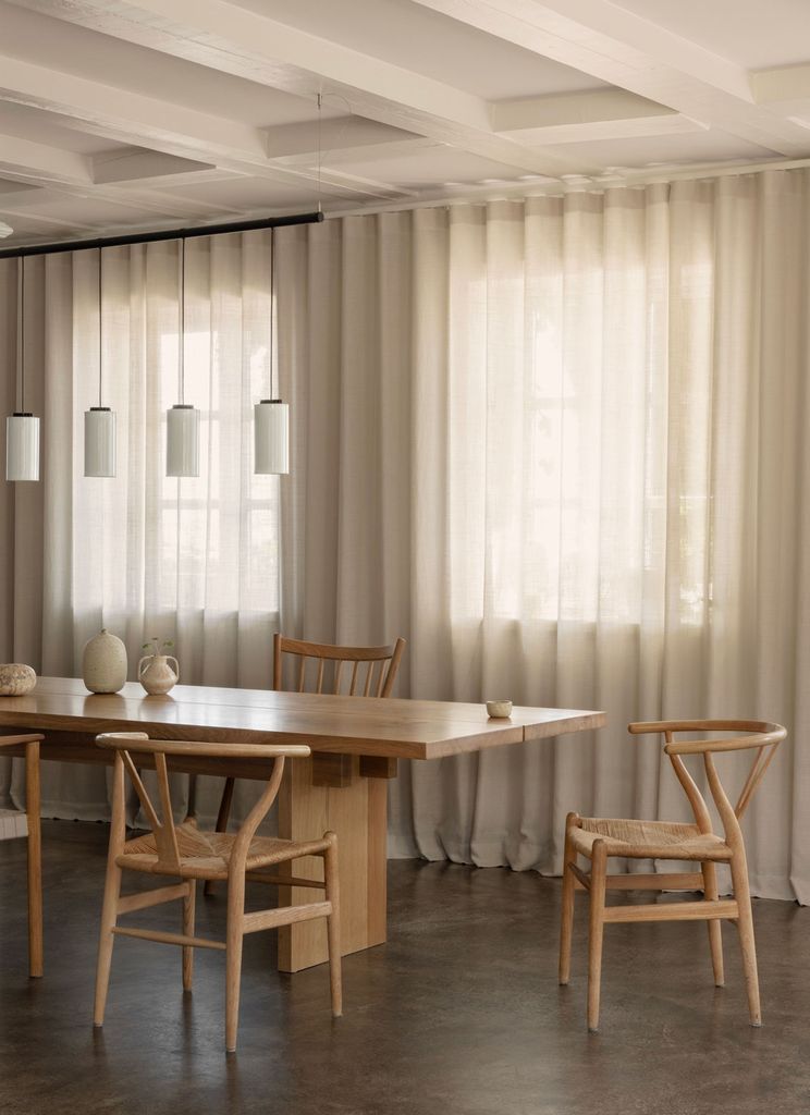 Comedor con techos decorados