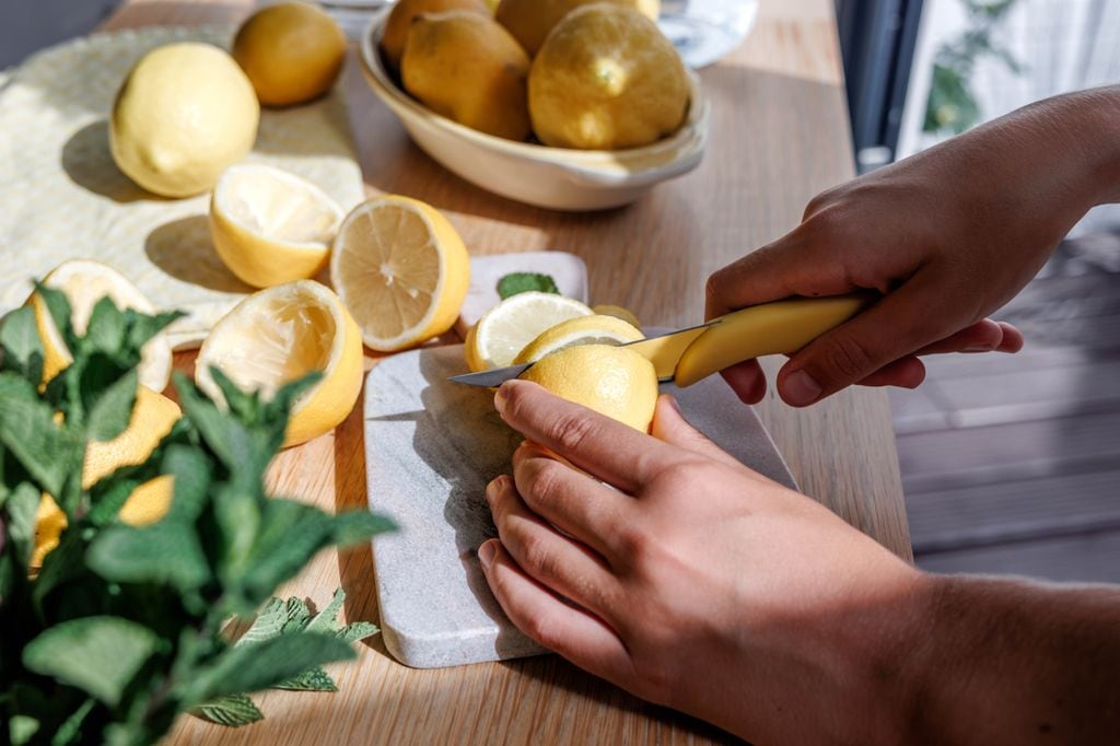 En agua de limón, jugo o hasta infusión.