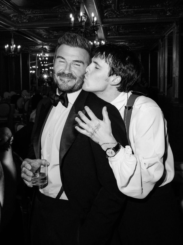 Cruz le da un beso a su padre