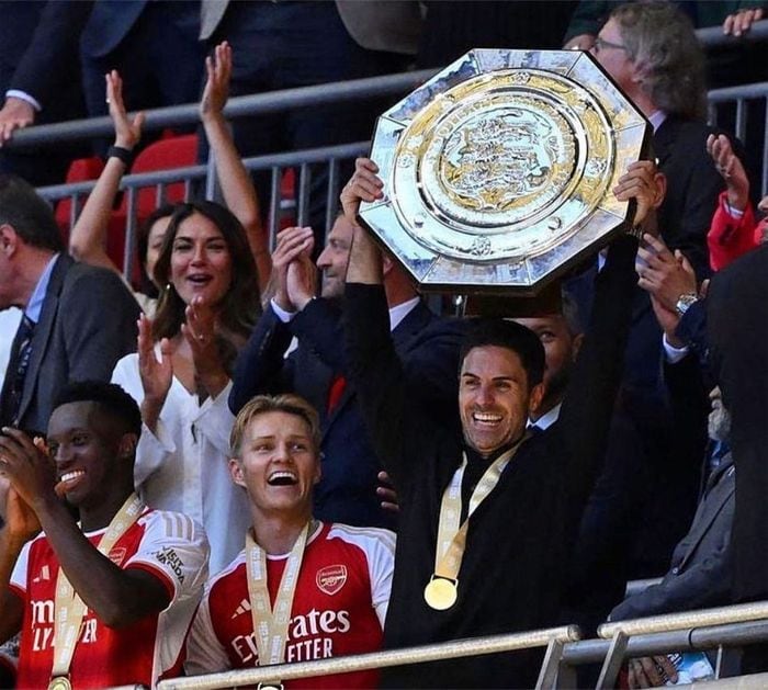 Lorena Bernal con su marido Mikel Arteta tras la victoria del Arsenal