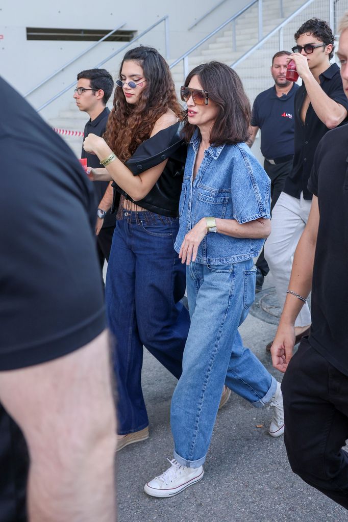 Paz Vega y su hija, Ava, antes del concierto de Bad Bunny en Madrid
