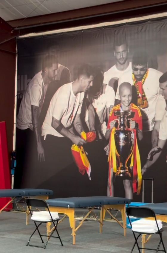 La imagen de la 'princesa futbolera guerrera' con la copa de campeones de Europa preside ahora la concentración de España en el Mundial 2026.