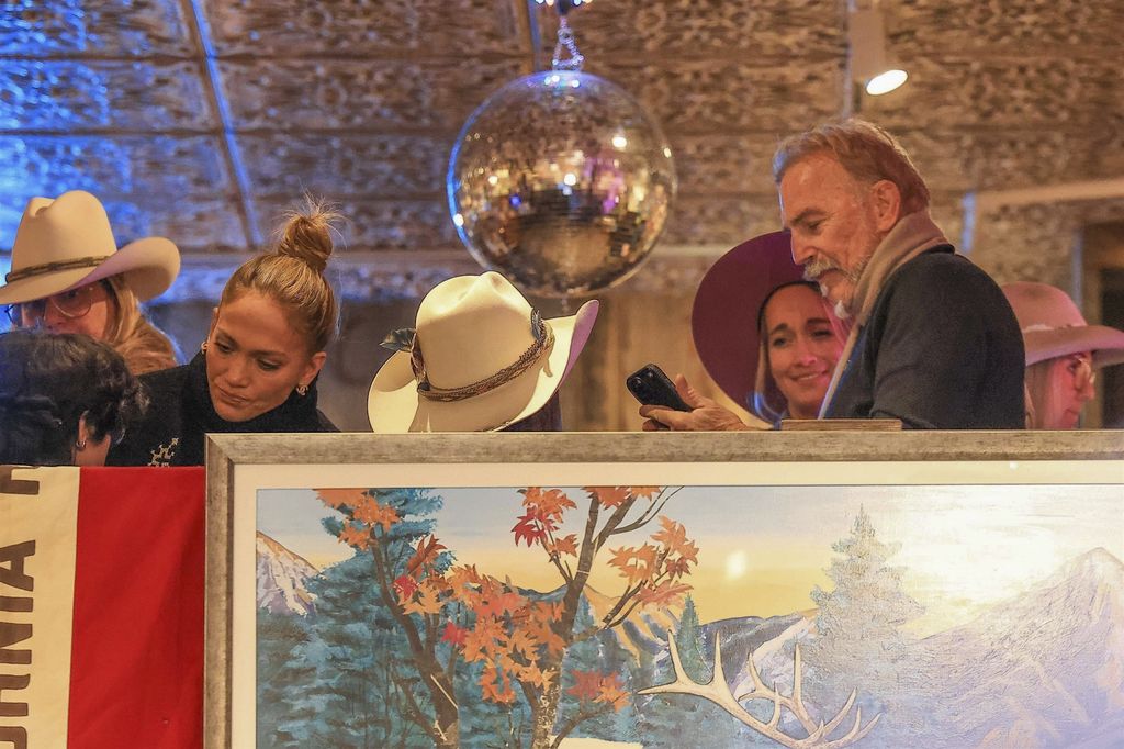 Jennifer Lopez y Kevin Costner fueron vistos pasando el rato en la icónica tienda Kemo Sabe, en Aspen, Colorado, el 27 de diciembre de 2024.