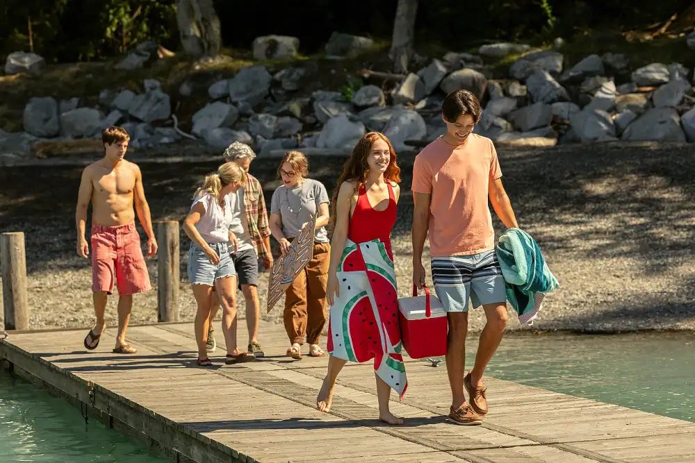 La serie es una adaptación de 'Every Summer After' ('Todos nuestros veranos') de Carley Fortune
