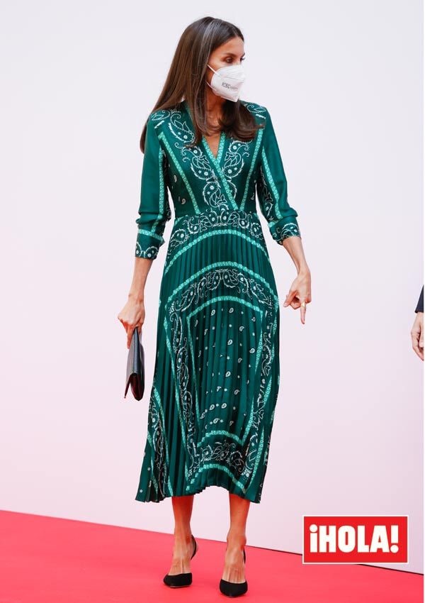 Reina Letizia con su vestido de paisley