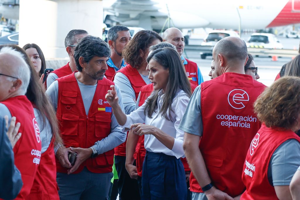 La reina Letizia despide al equipo de emergencias que viaja a Venezuela, en el aeropuerto de Barajas, el 1 de julio de 2026