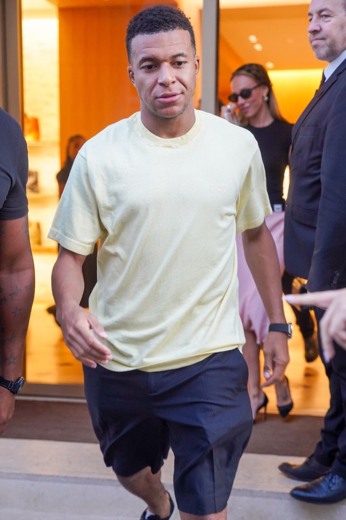 Kylian Mbappé llevó un atuendo cómodo e informal.