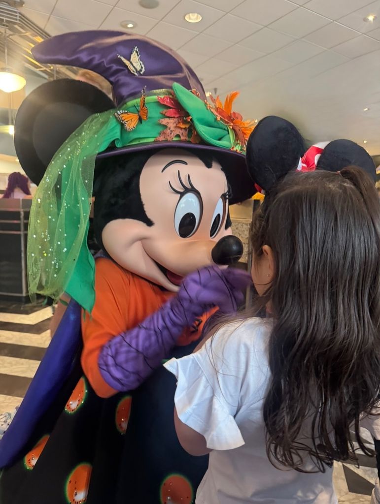 Maite Perroni mostró el especial encuentro de su hija Lía con Minnie Mousse.