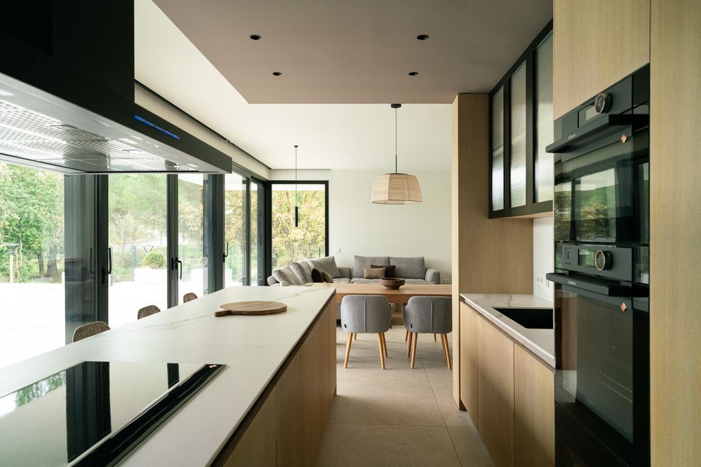 Cocina con isla central y vistas al jardín