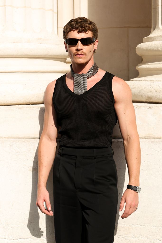 Connor Storrie asistió al desfile de Saint Laurent Menswear Spring/Summer 2027 en París.