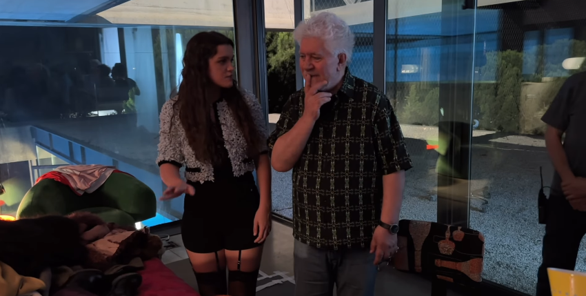 Amaia recibiendo instrucciones de Pedro Almodóvar
