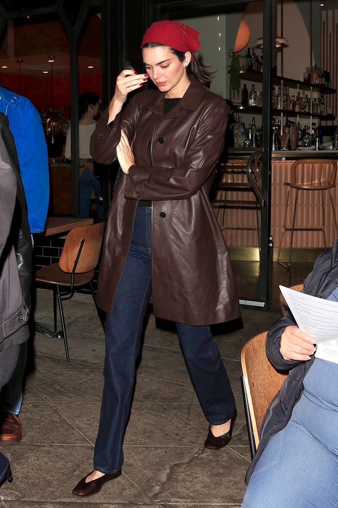 Kendall Jenner coordina sus uñas con su atuendo.