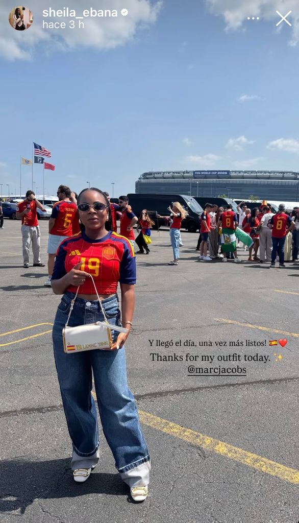 Sheila Ebana en las fueras del Estadio Nueva York Nueva Jersey con un bolso personalizado en honor a su hijo.