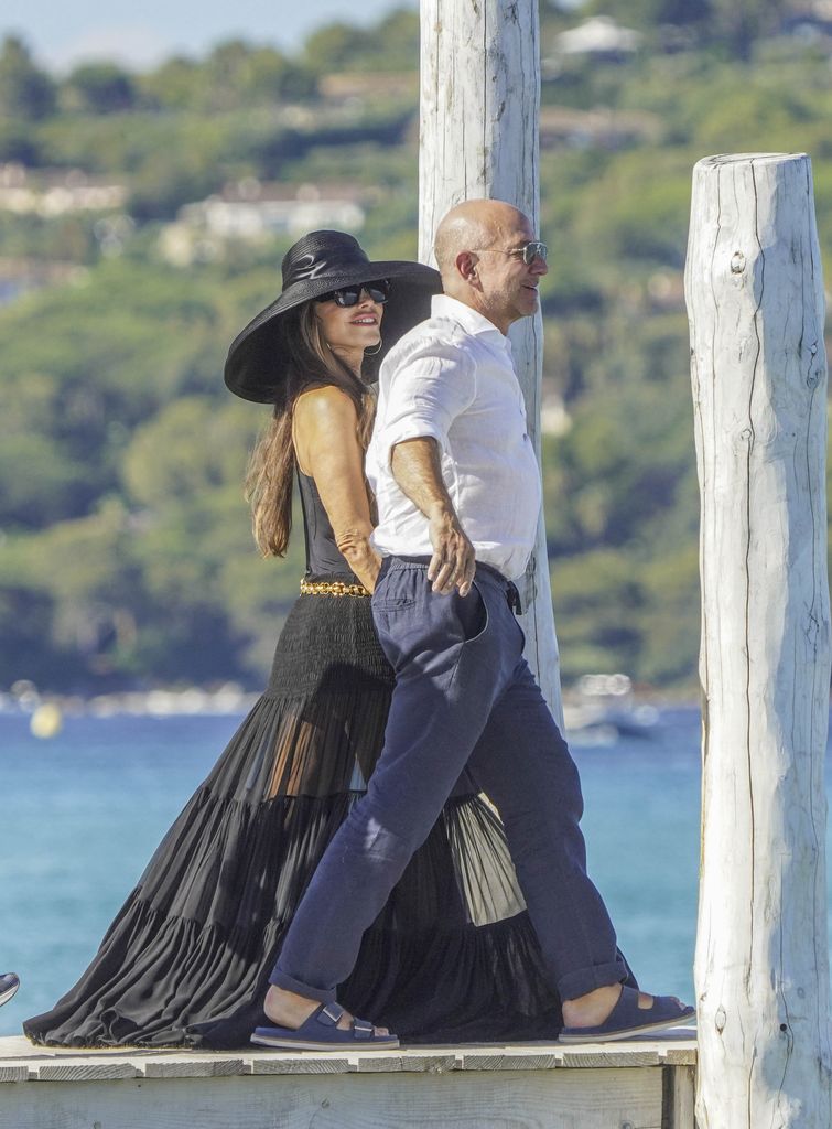 Jeff Bezos y su esposa Lauren Sánchez Bezos se mostraron unidos y muy enamorados.