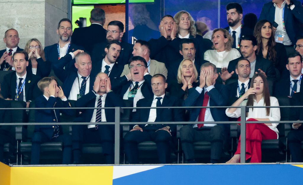 Principe George, Guillermo de Inglaterra y la infanta Sofía en un partido de fútbol