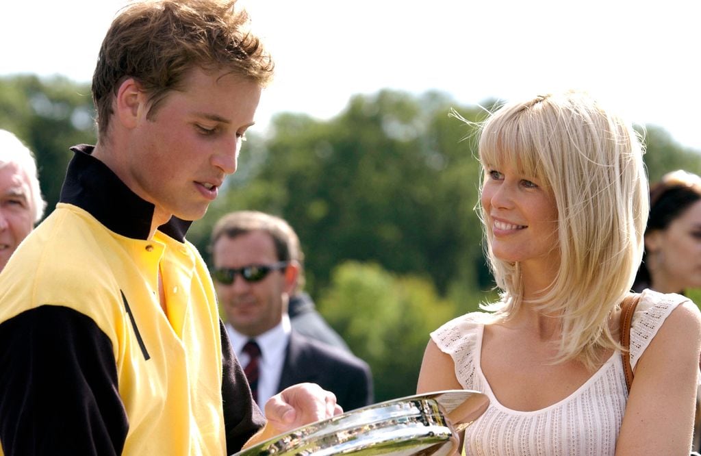 La modelo Claudia Schiffer besa al príncipe Guillermo mientras le entrega su premio por la victoria de su equipo en el partido de polo Porcelanosa Challenge Cup en Ashe Park, organizado para recaudar fondos para organizaciones benéficas juveniles locales