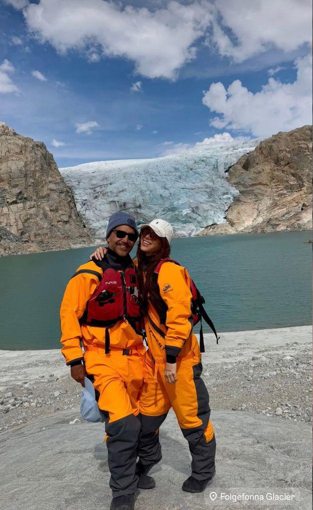 Karla Laveaga y Alejandro Fernández en el glaciar de Folgefonna, Noruega.