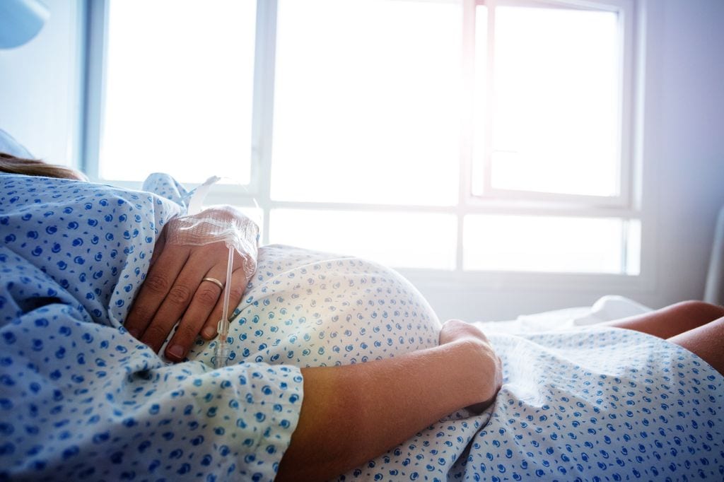 Mujer embarazada en el hospital