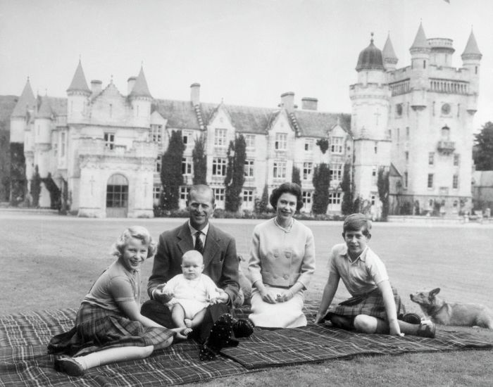 Isabel II y su familia en Balmoral