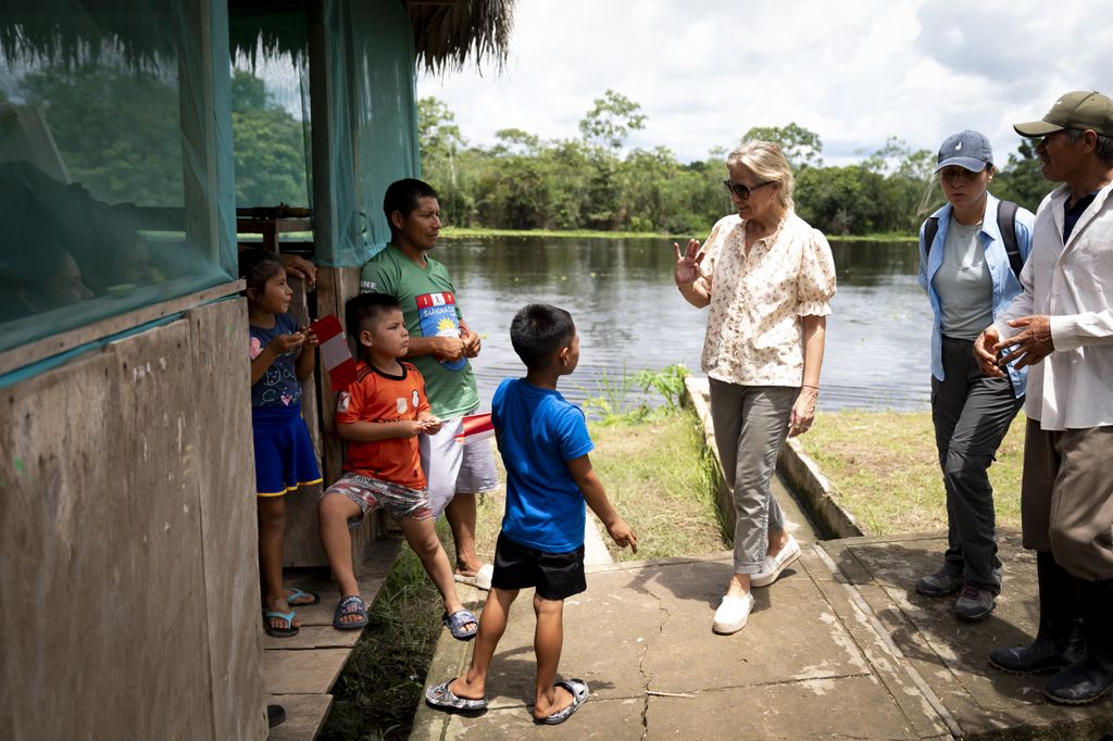 Imagen de su visita a una escuela de la zona, donde la vimos con los niños