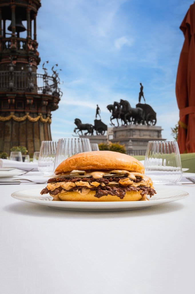 Dani Brasserie y Pink’s se unen por primera vez para reinterpretar la icónica hamburguesa Rossini del chef andaluz con actitud 'smash'.
