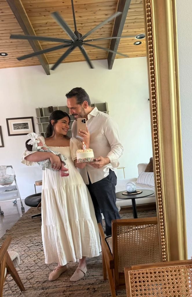 Con el primer posado familiar, la pareja festejó el primer mes de vida de Aria.