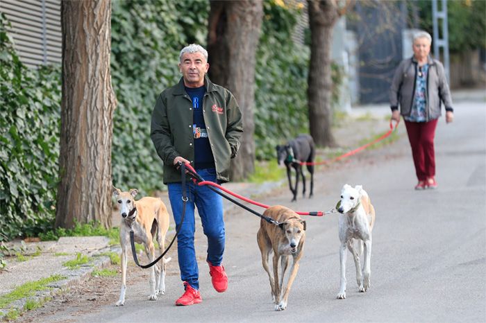 Jorge Javier Vázquez con su madre y sus galgos