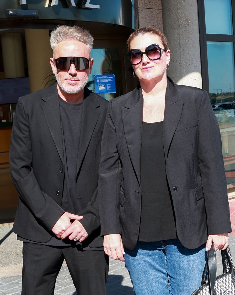 Kiko Hernández y Carlota Corredera en el funeral de la madre de Lydia Lozano