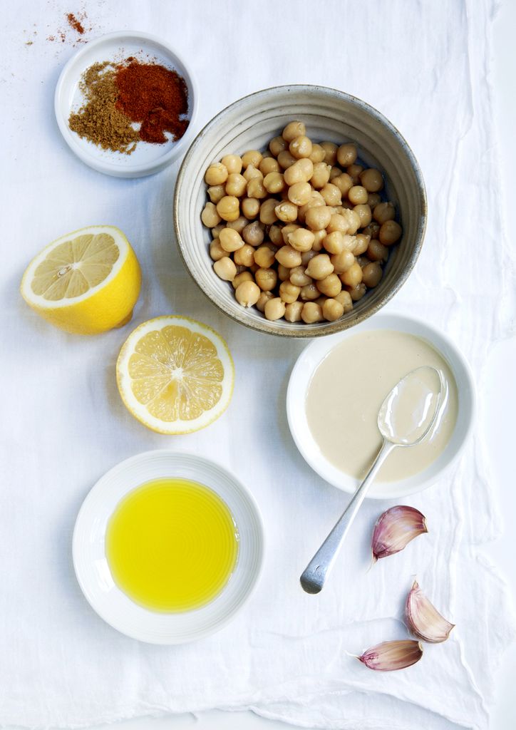 Ingredientes para hacer un hummus tradicional. 
