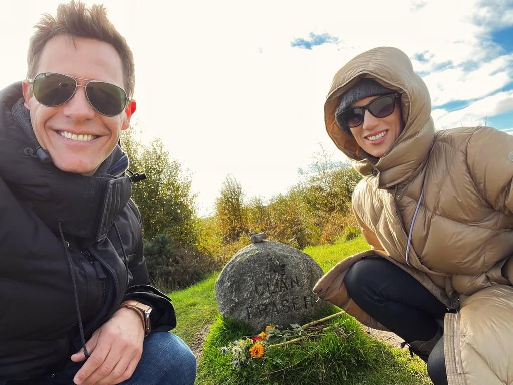 Christian Gálvez y Patricia Pardo posando con una lápida que lleva el nombre de la protagonista de 'Outlander': Claire Fraser