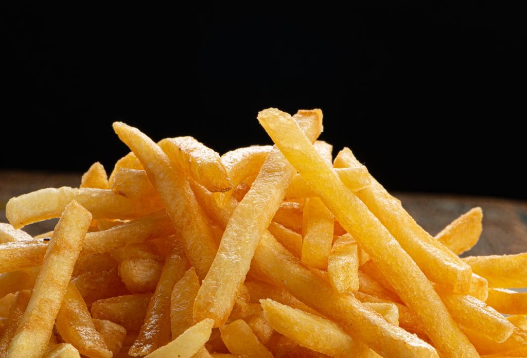 El corte para patatas fritas es rectangular de 6 a 7 centímetros de largo por 1 centímetro de ancho.