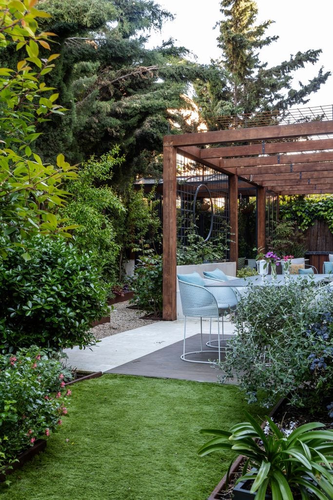zona de estar bajo una pérgola de madera