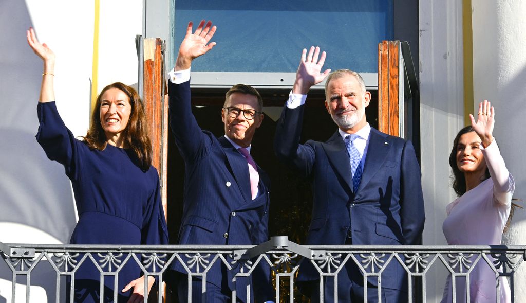 Los reyes Felipe y Letizia junto al presidente de Finlandia, Alexander Stubb, y su esposa, Suzanne Innes-Stubb, saludan desde uno de los balcones del Palacio Presidencial de Helsinki, el 6 de octubre de 2026