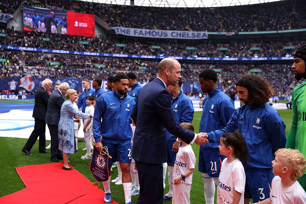 El príncipe Guillermo saludando al jugador español Marc Cucurella, que milita en las filas del Chelsea