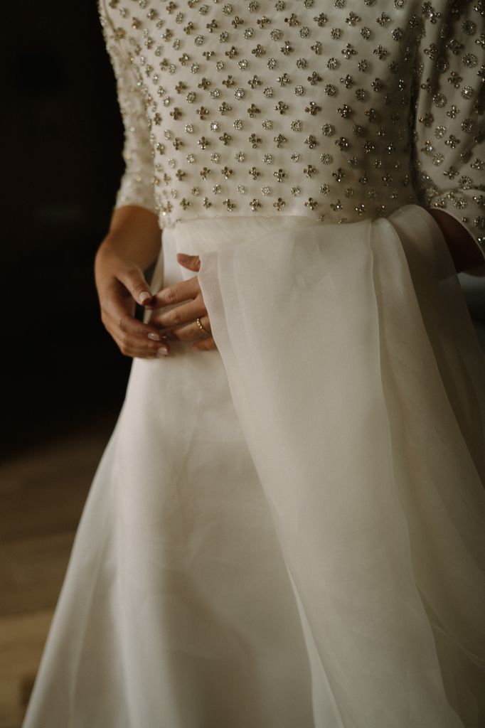 Detalle de Vestido de novia con torera joya de Cotonnus