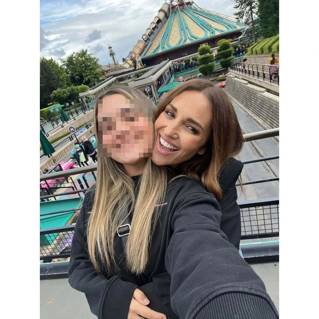 Paula Echevarría junto a su hija Daniella en Disneyland