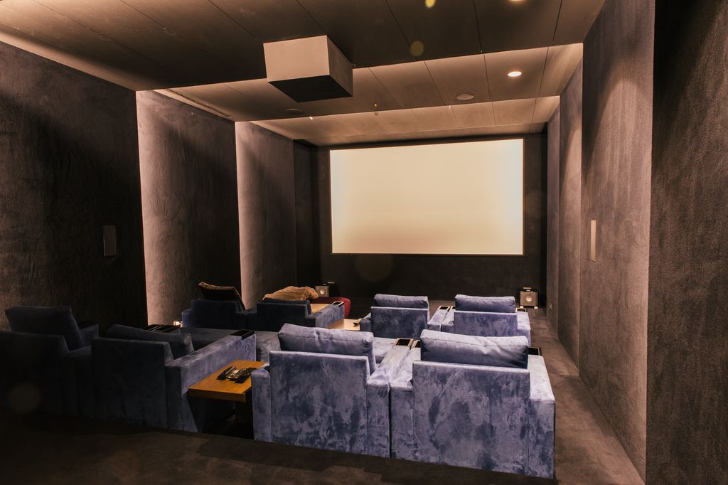 La vivienda cuenta con un espacio dedicado a la proyección de películas, con una pantalla grande, asientos cómodos y un ambiente propicio para disfrutar del cine