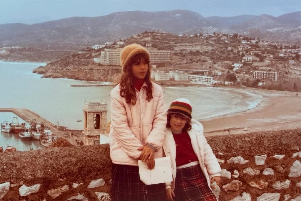 Nuria Roca y su hermana Ruth de niñas