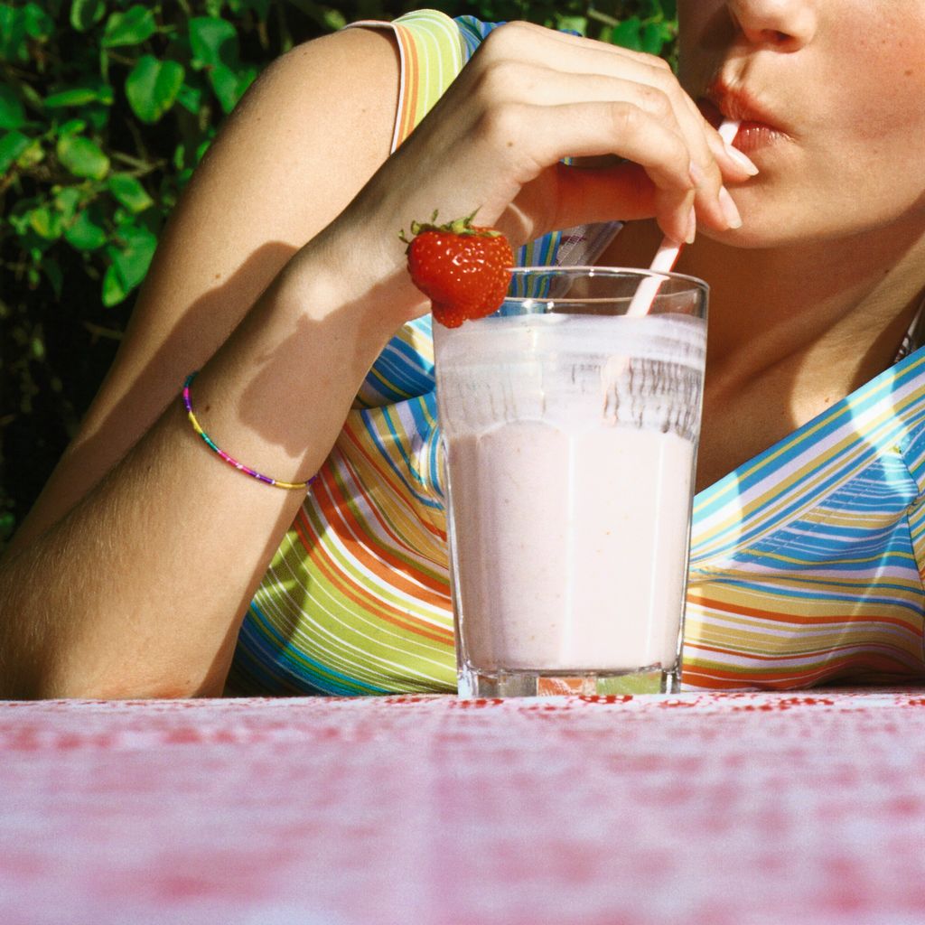 Mujer tomando yogur