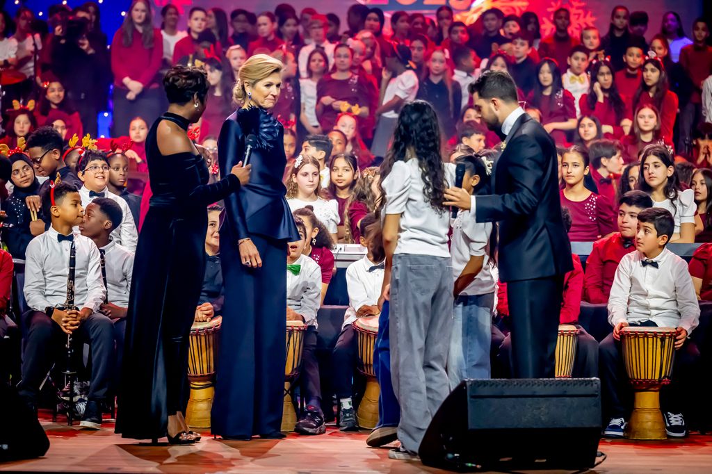 Máxima de Holanda inaugura la Navidad con un broche de plumas azules y pendientes de zafiros