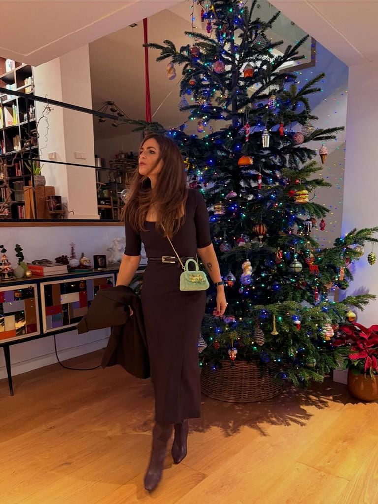Nuria Roca, feliz con su árbol de Navidad natural y de cuatro metros de altura