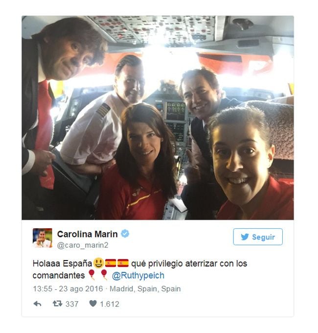 Carolina Marín, campeona olímpica de bádminton, y Ruth Beitia, campeona olímpica de altura, aterrizaron en Madrid junto a los comandantes del vuelo de Iberia procedente de Brasil
