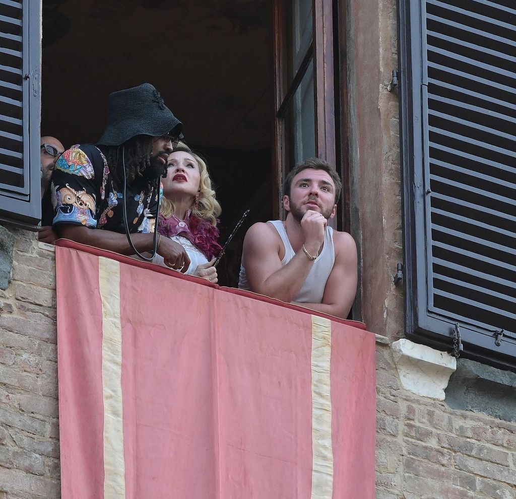 Madonna con sus hijos Rocco, Lourdes y los mellizas Stella y Estere en las carreras de caballos Palio de Siena