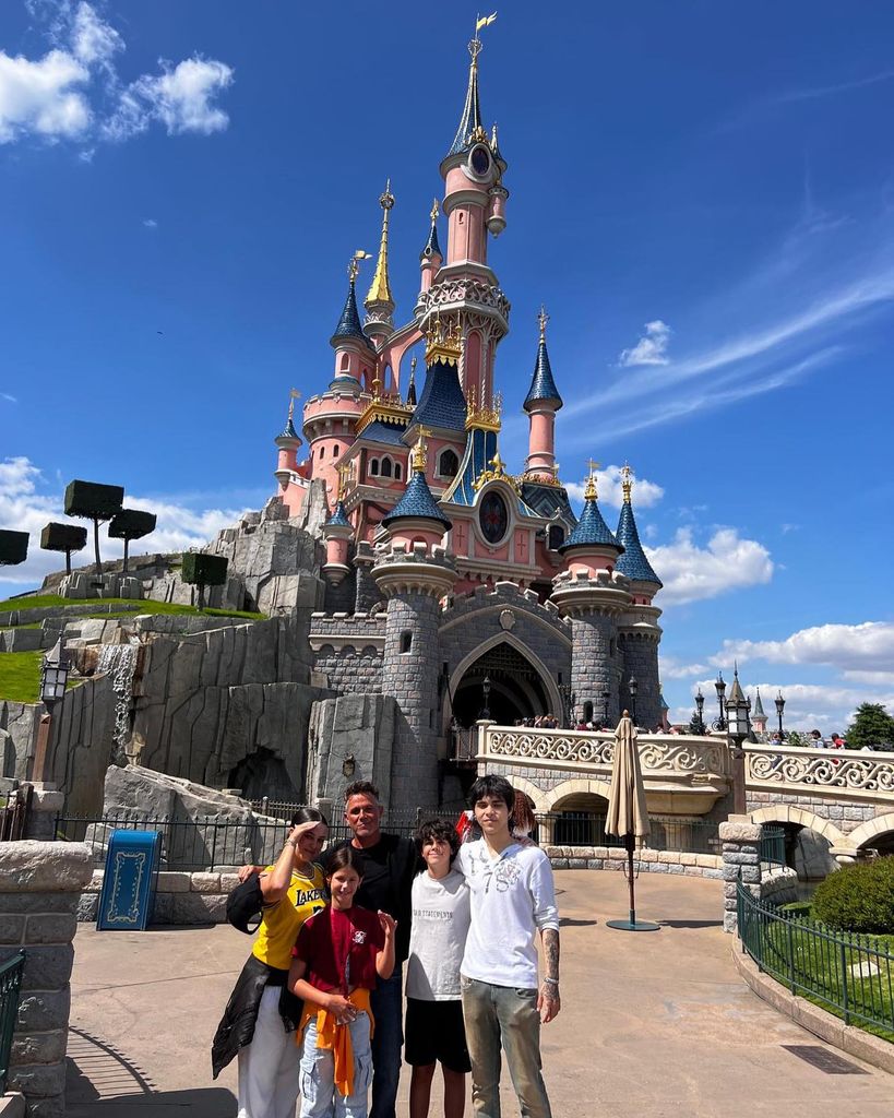 En julio de 2024, Alejandro Sanz llevó a sus cuatro hijos a un viaje a Disney París.