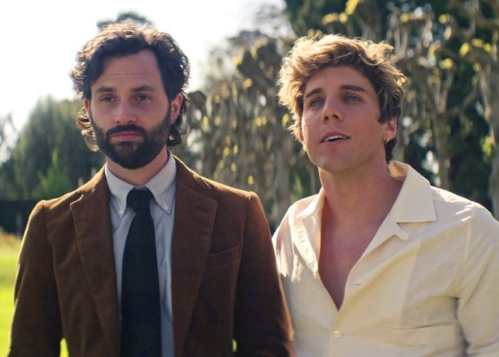 Lukas Gage en la serie You con Penn Badgley