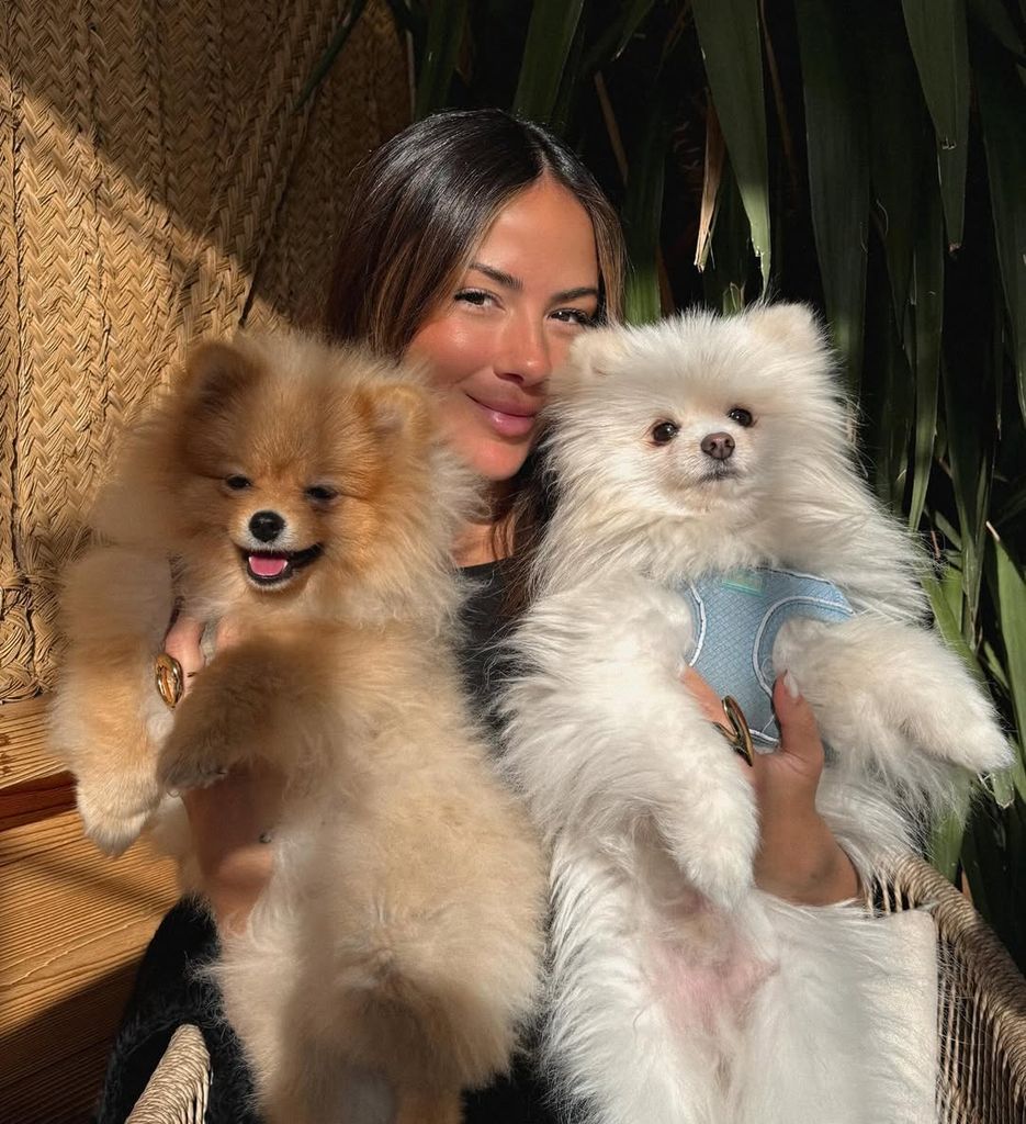 Melyssa Pinto con sus perros Romeo y Julieta