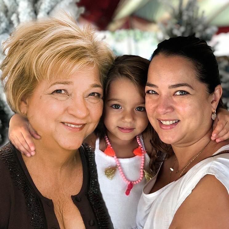 Adamari López y su hija Alaïa en un montaje con la abuela Vidalina, madre de la conductora